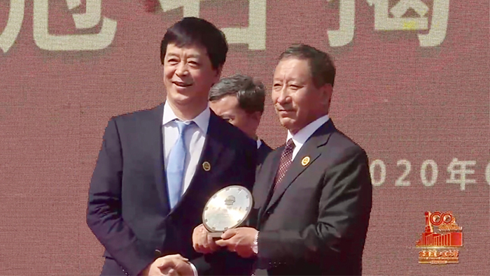 2020年，张思民董事长被授予“哈尔滨工业大学终身名誉校董”